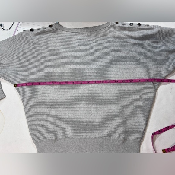 🛍️CARMEN MARC VALVO Light gray bat wing sweater size S. - Picture 11 of 12